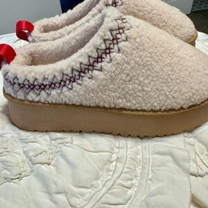 Cozy Shearling-Look Slip-On Slippers in Cream with Red Accent